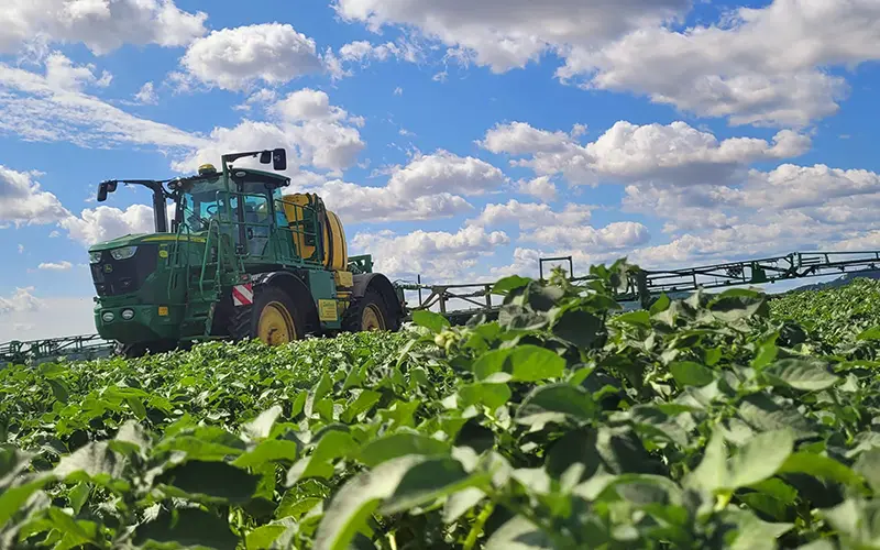 1. Pflanzenschutzgerät auf dem Feld