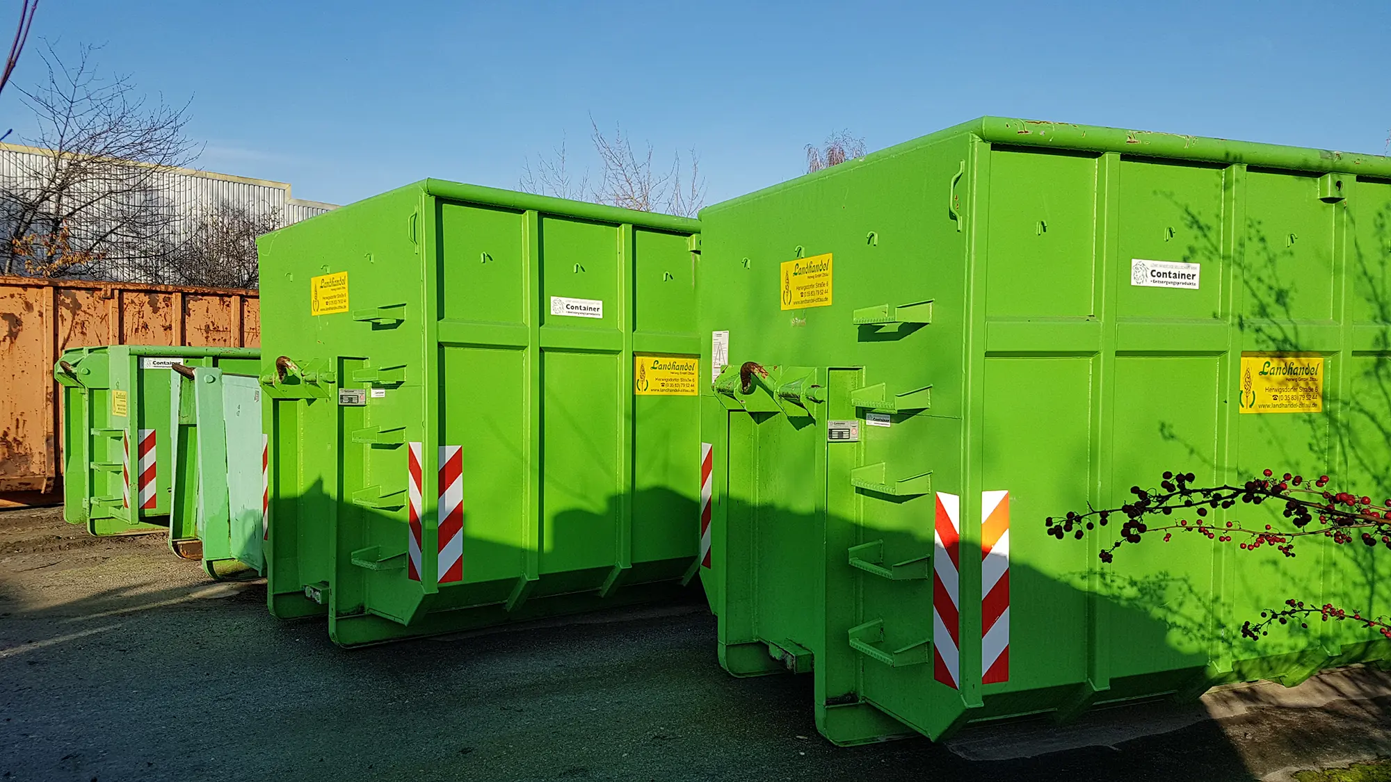 mehrere grüne Container