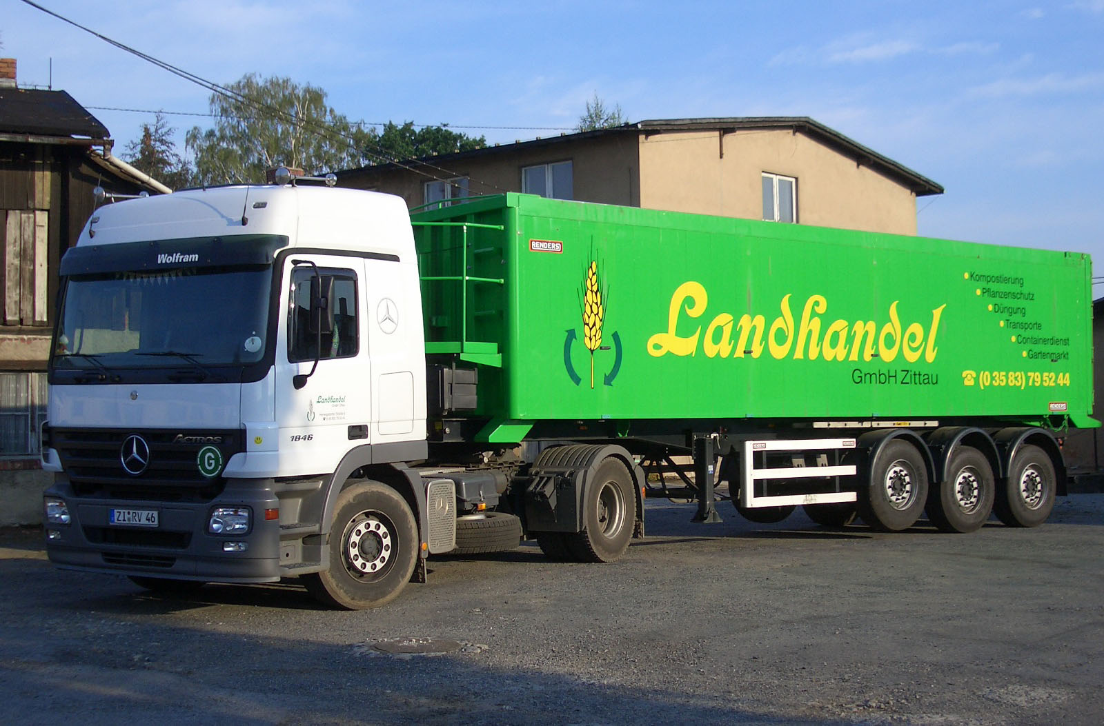 Lkw mit Aufschrift Landhandel GmbH Zittau